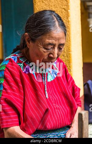 Una donna maya Cakchiquel più anziana in abito tradizionale a Santa Cruz la Laguna, Guatemala. Foto Stock