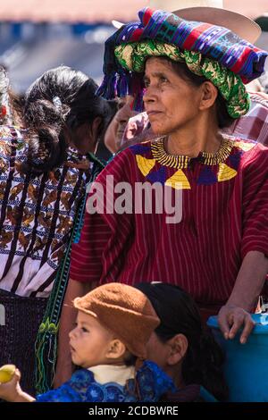 Una donna maya Cakchiquel più anziana nel vestito tradizionale di Santa Cruz la Laguna guarda il Festival di Santiago a Santiago Atitlan, Guatemala. Lei Foto Stock