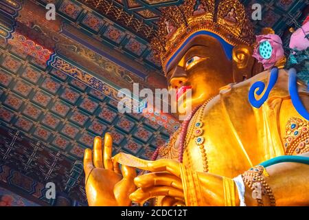 Pechino, Cina - Gen 12 2020: Statua religiosa al Tempio lama di Yonghegong - il Palazzo della Pace e dell'armonia Foto Stock