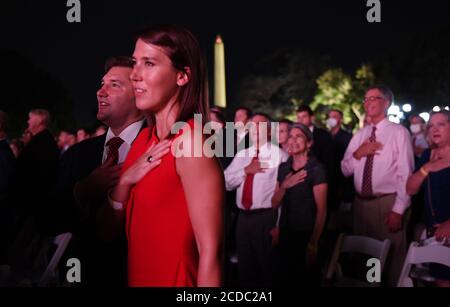 Washington, Stati Uniti. 27 Agosto 2020. I sostenitori aspettano l'inizio della quarta e ultima notte della Convenzione Nazionale Repubblicana, sul prato sud della Casa Bianca a Washington, DC, giovedì 27 agosto 2020. Foto di Kevin Dietsch/UPI Credit: UPI/Alamy Live News Foto Stock