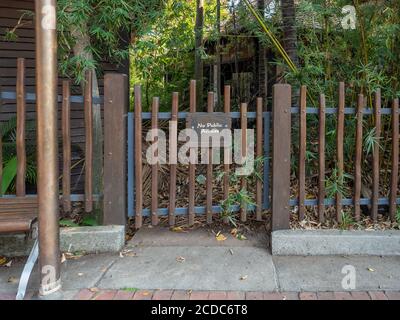 Porta di legno allo zoo di Taronga senza cartello di accesso pubblico in un pomeriggio estivo soleggiato Foto Stock