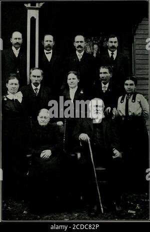 . Genealogia delle famiglie dei Cloyd, Basye e Tapp in America; con brevi bozzetti riferiti alle famiglie degli Ingels, Jones, Marshall e Smith . Foto di gruppo della famiglia di Jackson e Mary Cloyd, scattata a TheirHome a Salisbury, Mo., 4 novembre 1906, P. 146 Foto Stock