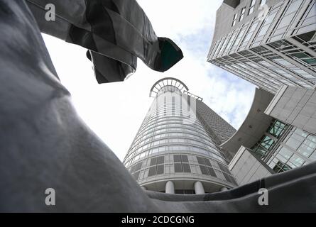 25 agosto 2020, Hessen, Francoforte sul meno: La scultura "collare e cravatta invertiti" del duo americano di Pop Art Claes Oldenburg e di sua moglie Coosje van Bruggen si trova di fronte all'alto edificio dell'ufficio "Westend 1", noto anche come "Kronenhochhaus", che appartiene alla sede della DZ Bank. La Deutsche Zentral-Genossenschaftsbank (DZ Bank) presenta i dati relativi al primo semestre 2020 su 28.08.2020. Foto: Arne Dedert/dpa Foto Stock