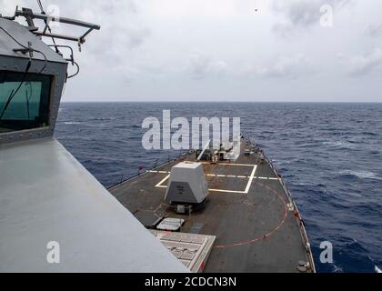 ACQUE VICINO alle Isole PARACELE (27 agosto 2020) il cacciatorpediniere missilistico guidato di classe Arleigh Burke USS Mustin (DDG 89) svolge operazioni di routine nel Mar Cinese Meridionale. Mustin è stato distribuito in avanti nella settima area operativa della flotta degli Stati Uniti a sostegno della sicurezza e della stabilità nella regione dell'Indo-Pacifico. (STATI UNITI Navy Photo by Mass Communication Specialist 3° Classe Cody Beam) Foto Stock