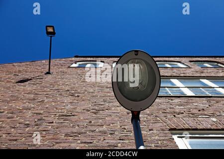 illuminazione facciata su vecchia casa in mattoni con cielo blu Foto Stock