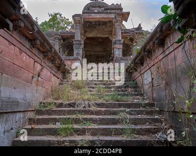 03 mar 2019 intricate sculture e bellissimi motivi di confine incisi su un balcone antico Vav Limboi A.D. 1630 passo pozzo Idar Sabarkantha Gujarat Ind Foto Stock