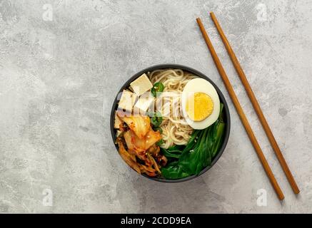 Ramen vegetariano di noodle con tofu e kimchi Foto Stock