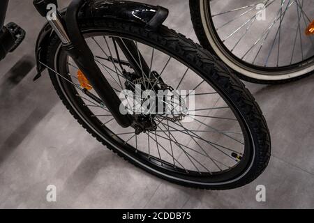 Primo piano della ruota per biciclette in negozio. Dettaglio di una bicicletta. Messa a fuoco selettiva. Spazio libero. Dettaglio. Bicicletta Foto Stock
