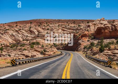 Strada aperta attraverso il campo, strada Highland. Vuota strada panoramica in Arizona, Stati Uniti. Autostrada del deserto al tramonto, concetto di viaggio, Stati Uniti. Foto Stock