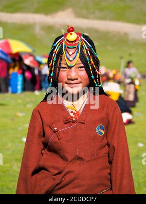 I Kham si vestirono per partecipare al festival dei cavalli in una prateria vicino alla città di Litang. Foto Stock