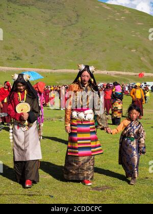 I Kham si vestirono per partecipare al festival dei cavalli in una prateria vicino alla città di Litang. Foto Stock