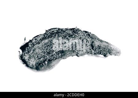 Striscio nero di maschera cosmetica isolato su sfondo bianco. Consistenza cremosa di fondazione con bolle. Cura del corpo, concetto di bellezza. Foto Stock