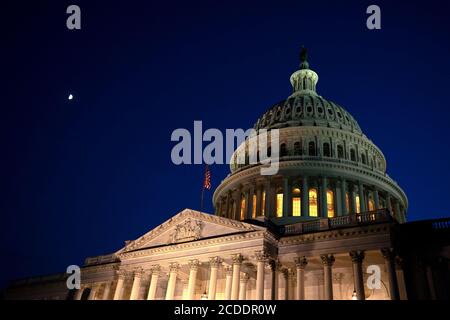 -Washington, District of Columbia - 20200727 politici, familiari e il pubblico pagano i loro omaggi come rappresentante degli Stati Uniti John Lewis (democratico della Georgia) si trova nello stato alla rotonda del Campidoglio degli Stati Uniti. Lewis, un’icona dei diritti civili e un feroce sostenitore dei diritti di voto per gli afroamericani, giace nello stato del Campidoglio. Lewis morì il 17 luglio all'età di 80 anni. -PICTURED: Atmosphere -PHOTO by: Stefani Reynolds/CNP/startraksphoto.com -072720 john-lewis 078 questa è un'immagine editoriale gestita dai diritti. Contattare Startraks Photo per informazioni sui diritti e sulle tariffe di licenza presso le@ di vendita Foto Stock