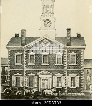 . La storia di Lancaster: Vecchia e nuova; essere una storia narrativa di Lancaster, Pennsylvania, dal 1730 all'anno centenario 1918 . l, un altro, che la gente non voleva che la piazza fosse accumberata. Eppure, l'impaurito immaginò che il momento fosse quello di venire quando fu dato fino a barattoli di strada, automobili e scopi monu-mentali. Ma la Piazza è il luogo attorno al quale si radunano la vita e l'ispirazione di tutte le classi da ciascuna delle quattro sezioni di nove centesimali miglia della nostra ricca contea agricola. OldPenn Square, come il clientelismo ama chiamarlo, a causa delle sue numerose associazioni iniziali di boihood, io Foto Stock