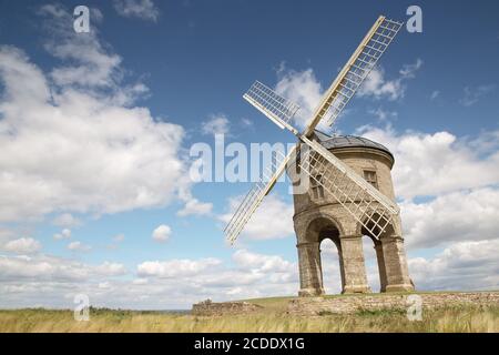 Immagine paesaggistica del mulino di Chesterton con una torre di pietra insolita mulino a vento con una base arcuata nel Warwickshire inghilterra Foto Stock