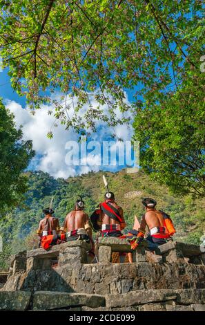 2 dicembre 2016, Hornbill festival, Nagaland, India Naga Tribals in abito tradizionale gustando la prima colazione del mattino Foto Stock