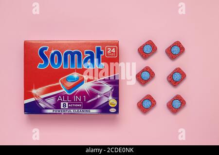 Kharkiv, Ucraina, 27 agosto 2020: Confezionamento di SoMat: Una pastiglia detergente per la pulizia di stoviglie in una lavastoviglie. Editoriale illustrativo Foto Stock