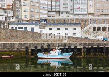 Barca da pesca nel porto di Malpica. Costa da morte. Coruna. Spagna Foto Stock