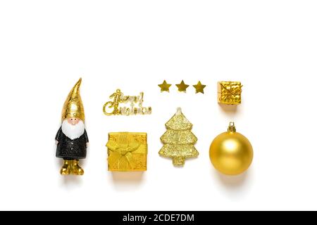 elf, confezione regalo, bauble decorato con luccio d'oro in nero, colore dorato isolato su sfondo bianco. Buon anno, buon Natale Concept Holiday Foto Stock