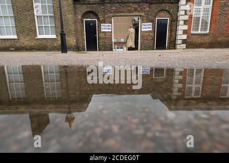 Membro del pubblico che entra nella stazione di scrutinio del Royal Hospital Chelsea, per votare nel referendum britannico sulla permanenza o meno nell'Unione europea. Il Royal Hospital Chelsea, Londra, Regno Unito. 23 giu 2016 Foto Stock