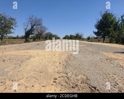 Strada pericolosa, buche nell'asfalto sulla strada Foto Stock