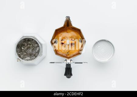 Preparazione del caffè in una macchina per il caffè con vista dall'alto su sfondo bianco. Elementa separatamente in forma di lavoro. Foto Stock