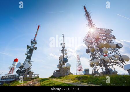 Tecnologia sulla torre di telecomunicazione GSM 5G. Antenne per telefoni cellulari in cima alla montagna. Stazioni di ricezione e trasmissione. Foto Stock