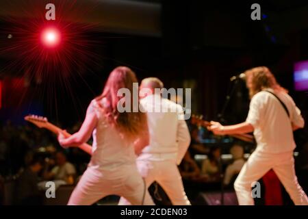 La band si esibisce sul palco, concerto di musica rock. Avvertenza - riprese autentiche con iso elevati in condizioni di illuminazione difficili. Foto Stock