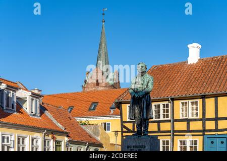 Der Platz Gaasetorvet mit statue von Physiker Hans Christian Örsted in der Innenstadt von Rudköbing, Insel Langeland, Dänemark, Europa | The Small Foto Stock