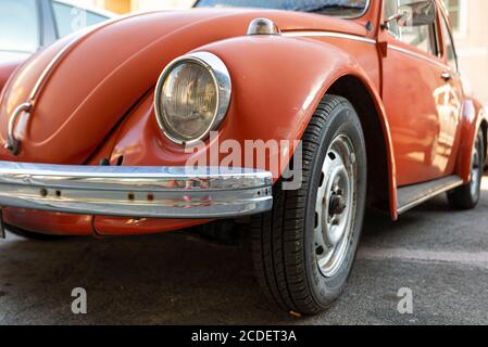 terni, italia agosto 28 2020:dettaglio di un'annata volkswagen beetle colo Foto Stock