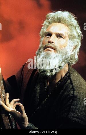 CHARLTON HESTON Ritratto come Moses tenendo Tablets di pietra nei DIECI COMANDAMENTI 1956 regista CECIL B. DeMILLE Motion Picture Associates / Paramount Pictures Foto Stock