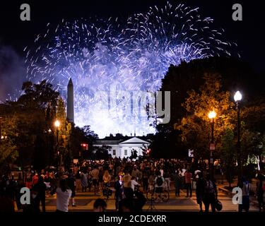 Washington, Stati Uniti. 27 Agosto 2020. I fuochi d'artificio sono partiti alla conclusione della Convention Nazionale Repubblicana presso il Black Lives Matter Plaza e la Casa Bianca, il Washington Monument sullo sfondo. Credit: SOPA Images Limited/Alamy Live News Foto Stock
