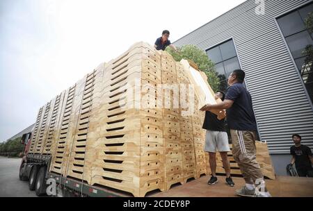 Huaian, Huaian, Cina. 28 Agosto 2020. JiangsuÃ¯Â¼Å'CHINA-il 28 agosto 2020, Shihe Town di Huai 'An, provincia di Jiangsu, un produttore di attrezzature per l'insegnamento, ha accelerato la produzione di più di 2,000 tipi di forniture per l'insegnamento in 9 categorie, come forniture per studenti, giocattoli per bambini e attrezzature sportive, Che sono forniti a molte scuole e asili in Hainan, Shandong, Zhejiang, Jilin e altre parti del paese, in modo da garantire che gli studenti della scuola possano usarli all'inizio del semestre. Credit: SIPA Asia/ZUMA Wire/Alamy Live News Foto Stock