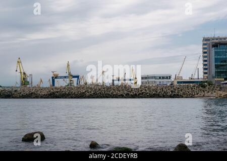 Constanta, Romania - 14 agosto 2019: Vista delle gru e del porto di Constanta, Romania. Foto Stock