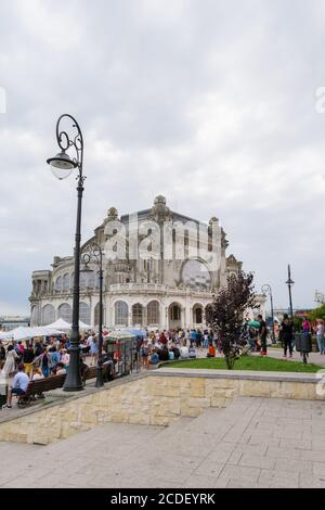 Constanta, Romania - 14 agosto 2019: Turisti che visitano il Casinò di Constanta, Romania. Foto Stock