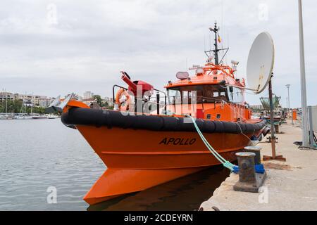 Constanta, Romania - 14 agosto 2019: Nave dei vigili del fuoco arancione ormeggiata al porto di Constanta, Romania. Foto Stock