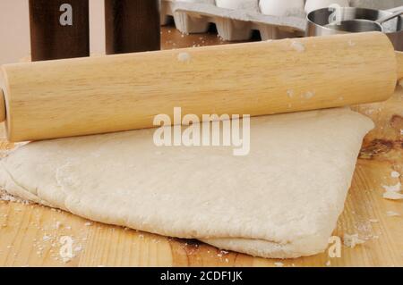 La pizza o il pane dovrebbero essere rotolati fuori su un taglio scheda Foto Stock