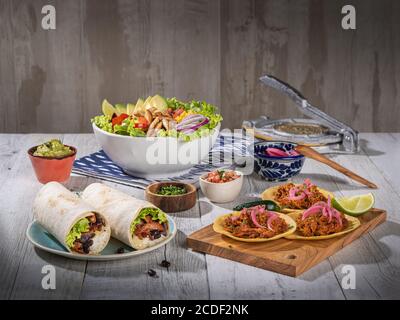 Delizioso banchetto di piatti messicani tradizionali, piatti latino-americani, saporiti burritos, fast food Foto Stock