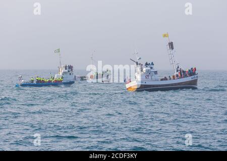 Husavik, Islanda - 25 agosto 2015: Barche con turisti nel Mare della Groenlandia durante l'avvistamento delle balene. Foto Stock