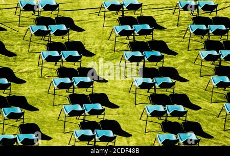 Sedie vuote in attesa della preparazione di un evento Foto Stock