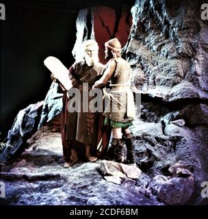 CHARLTON HESTON e JOHN DEREK nei DIECI COMANDAMENTI 1956 regista CECIL B. DeMILLE Motion Picture Associates / Paramount Pictures Foto Stock