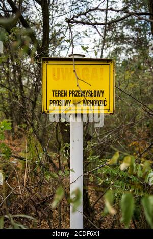 LAZISKA GORNE, POLONIA - 03 novembre 2019: Segno sul cumulo di Skalny a Laziska Gorne (Polonia): Si prega di non entrare nella zona industriale. Foto Stock