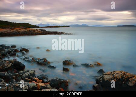 Vista di Inner Sound e dell'Isola di Skye da vicino Duirinish, West Highlands, Scozia, Regno Unito. Foto Stock