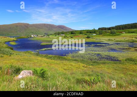 Immagine che mostra Loch A' Muhilinn e Shore Street sulla penisola di Applecross, West Highlands, Scozia, Regno Unito. Foto Stock