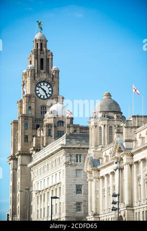 Vista degli iconici e vecchi edifici sul lungomare, le tre grazie, presso il Pier Head a Liverpool, Regno Unito Foto Stock