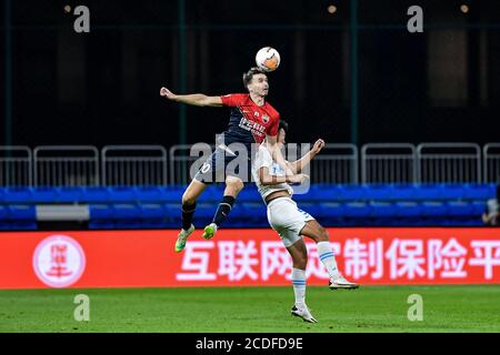 Il calciatore norvegese Ole Selnaes di Shenzhen F.C., a sinistra, salta per una palla di testa durante la sesta partita di 2020 Chinese Super League (CSL) contro Dalian Professional F.C., città di Dalian, provincia di Liaoning della Cina nordorientale, 20 agosto 2020. Shenzhen F.C. ha sconfitto Dalian Professional F.C. con 3-2. Foto Stock