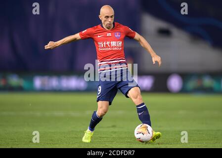 Il calciatore polacco Adrian Mierzejewski di Chongqing SWM mantiene la palla durante la sesta partita di 2020 Chinese Super League (CSL) contro Shijiazhuang Ever Bright F.C., Suzhou City, provincia di Jiangsu della Cina orientale, 21 agosto 2020. Chongqing SWM sconfisse Shijiazhuang Ever Bright F.C. con 1-0. Foto Stock