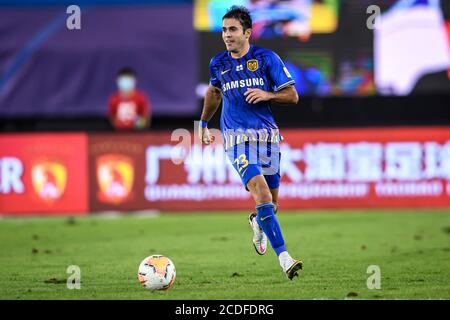 Il calciatore italo-brasiliano Eder Citadin Martins, conosciuto semplicemente come Eder, della Jiangsu Suning F.C. tiene la palla durante la sesta partita della Super League Cinese 2020 (CSL) contro Guangzhou Evergrande Taobao F.C., città di Dalian, provincia di Liaoning della Cina nordorientale, 20 agosto 2020. Guangzhou Evergrande Taobao F.C. sconfisse Jiangsu Suning F.C. con 2-1. Foto Stock