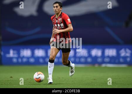 Il giocatore di calcio uzbeko Odil Ahmedov di Shanghai SIGG F.C. tiene la palla durante la settima partita di 2020 Chinese Super League (CSL) contro Chongqing Dangdai Lifan F.C., Suzhou città, provincia di Jiangsu, nella Cina orientale, 26 agosto 2020. Shanghai SIPG F.C. sconfisse Chongqing Dangdai Lifan F.C. con 3-0. Foto Stock