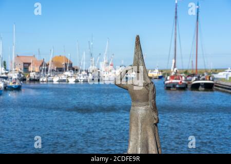 SNEEK, PAESI BASSI - 02 agosto 2020: La famosa femmina di Stavoren nel porto di Stavoren a Friesland, Paesi Bassi. Barche sullo sfondo Foto Stock